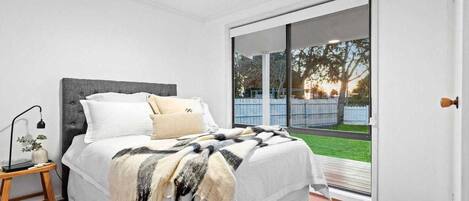 4 quartos, ferros/tábuas de passar roupa, berço de viagem