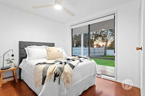 4 bedrooms, iron/ironing board, travel crib, WiFi - 100m from Coronet Bay Beach - a family friendly dual dwelling oasis awaits (Coronet Bay)