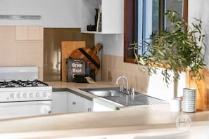 Fridge, microwave, oven, stovetop - 100m from Coronet Bay Beach - a family friendly dual dwelling oasis awaits (Coronet Bay)