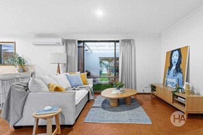 Smart TV, fireplace, books, stereo - 100m from Coronet Bay Beach - a family friendly dual dwelling oasis awaits (Coronet Bay)