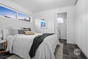 4 bedrooms, iron/ironing board, travel crib, WiFi - 100m from Coronet Bay Beach - a family friendly dual dwelling oasis awaits (Coronet Bay)