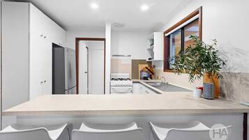 Jääkaappi, mikroaaltouuni, uuni, liesi