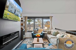 Televisión, chimenea, futbolito y oficina 