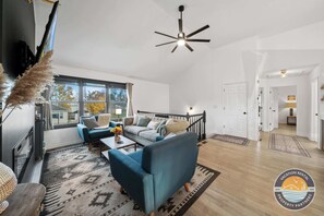 Televisión, chimenea, futbolito y oficina 