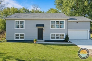 Exterior - Lake Geneva House: Family Fun with Pool Table (Lake Geneva)