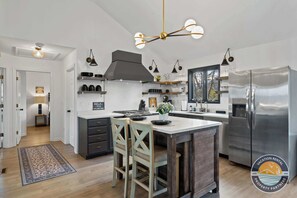 Refrigerador, microondas, horno y parrilla de estufa 