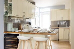 Microwave, oven, stovetop, dishwasher - Lovely 2 bed ground floor apartment + huge garden (Greater London)