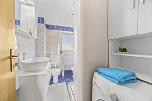 Shower, hair dryer, towels, toilet paper - ES 3 - Apartment with Balcony and Shared Pool (Valbandon)