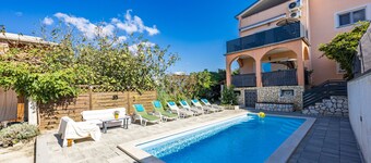 ES 3 - Apartment with Balcony and Shared Pool