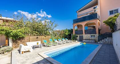 ES 3 - Apartment with Balcony and Shared Pool