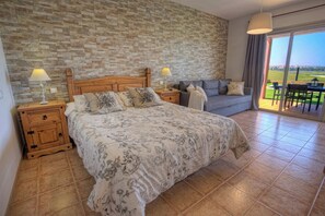 5 dormitoris, planxa i posts de planxar, wifi i roba de llit