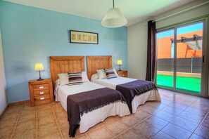 5 chambres, fer et planche à repasser, Wi-Fi, draps fournis