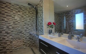 Shower, hair dryer, towels, soap - Stunning villa with awesome pool and direct golf and ocean views! (Antigua)