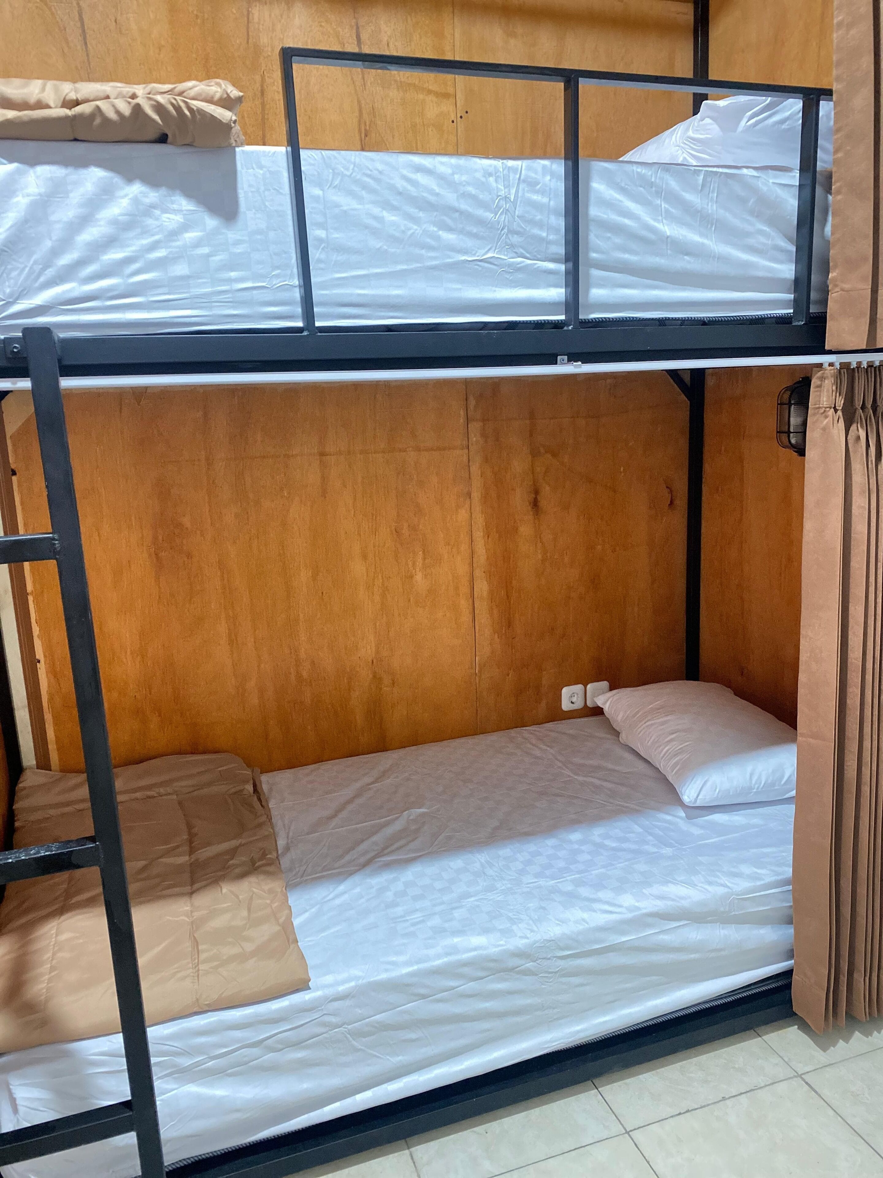 Basic Shared Dormitory | Free WiFi, bed sheets