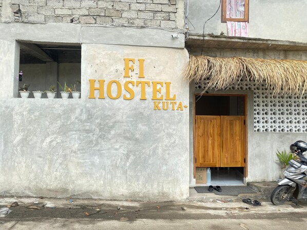 Exterior - Fi Hostel Kuta (Kuta)