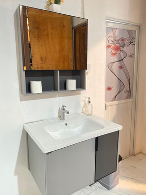 Basic Shared Dormitory | Free WiFi, bed sheets - Fi Hostel Kuta (Kuta)