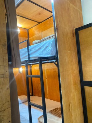 Free WiFi, bed sheets - Fi Hostel Kuta (Kuta)