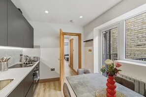 Fridge, microwave, oven, stovetop - Your London Escape | Stylish 3BR Apartment Stay (London)