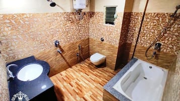 King Suite | Baño | Regadera, toallas, jabón, shampoo