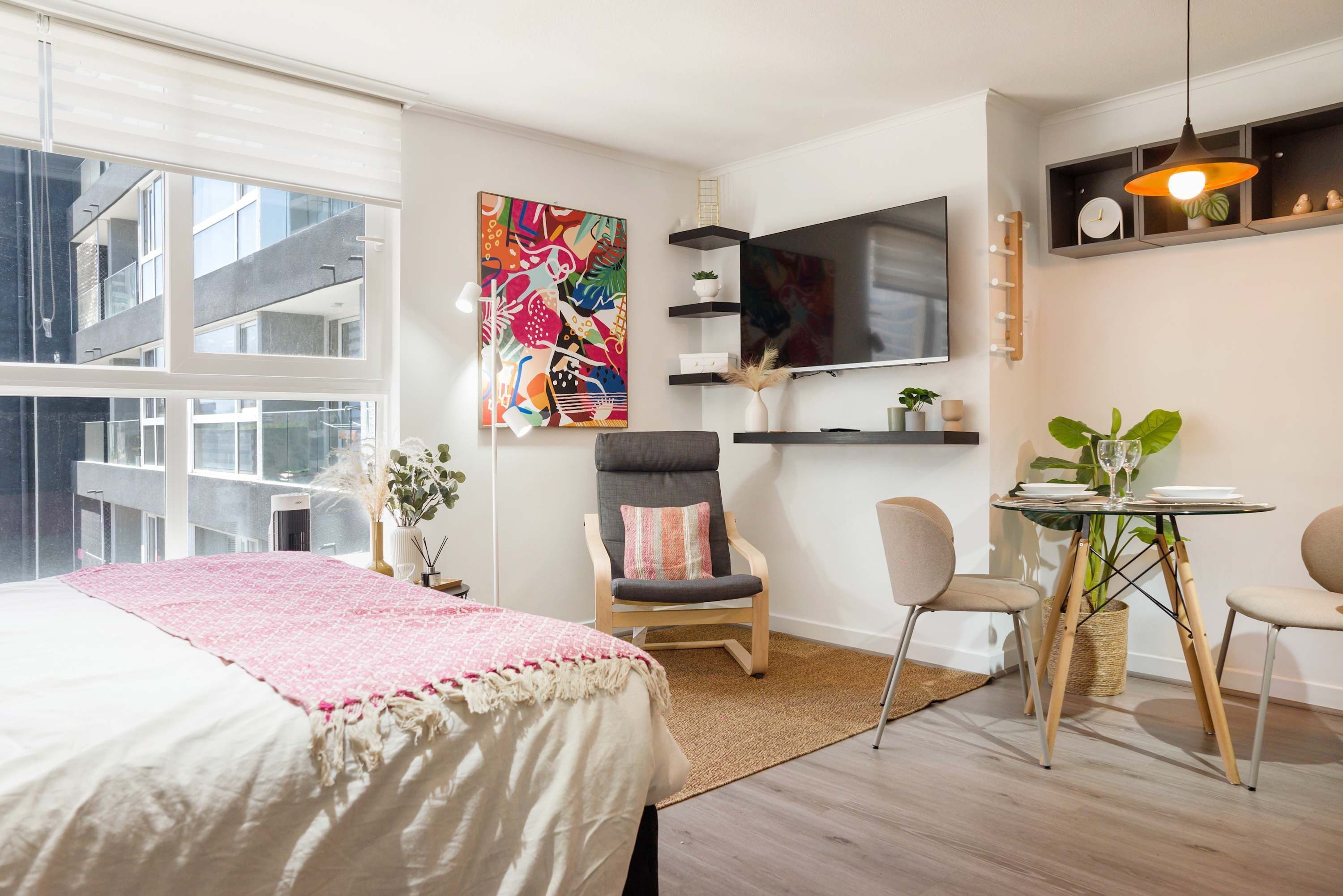 Tabla de planchar con plancha, wifi gratis y ropa de cama 