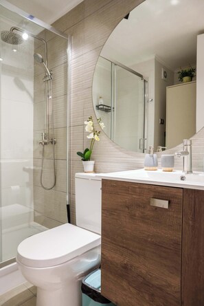 Shower, hair dryer - Cozy Ñuñoa Studio for 2 with Balcony Bliss (Ñuñoa)