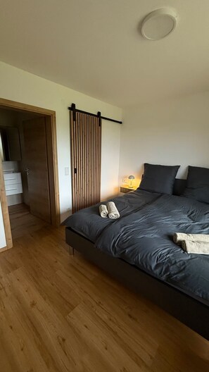 1 sovrum, internet och sängkläder