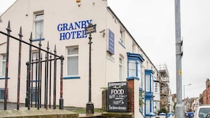 Granby Hotel med skilt, der angiver en restaurant i nærheden.