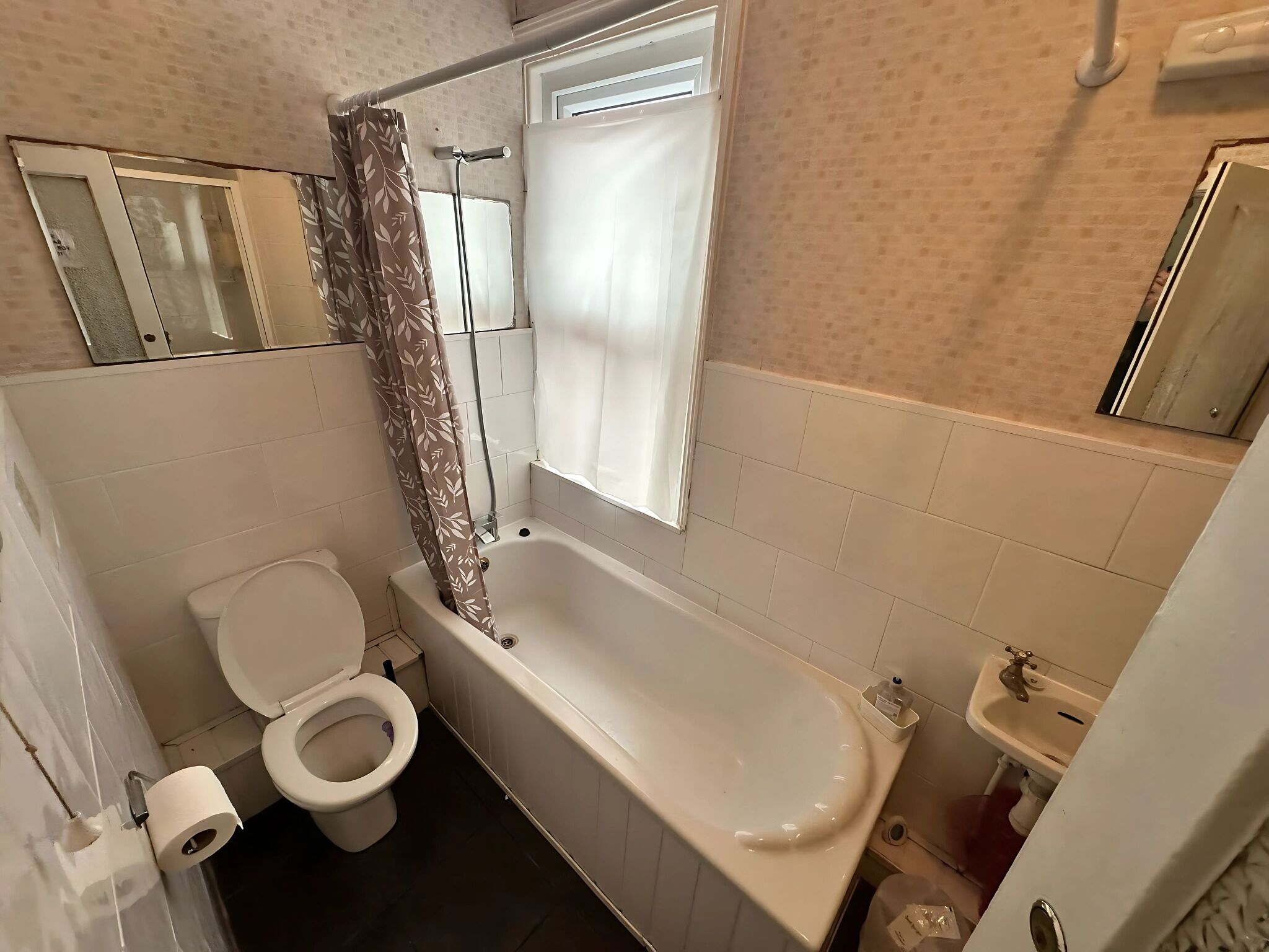 Chambre simple Standard, salle de bain attenante | Salle de bain | Douche, serviettes fournies, savon, shampooing