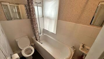 Chambre simple Standard, salle de bain attenante | Salle de bain | Douche, serviettes fournies, savon, shampooing
