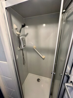Douche, serviettes fournies, savon, shampoing