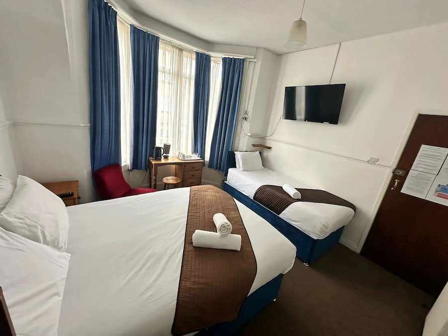 Quarto triplo standard | Ferros/tábuas de passar roupa, Wi-Fi de cortesia