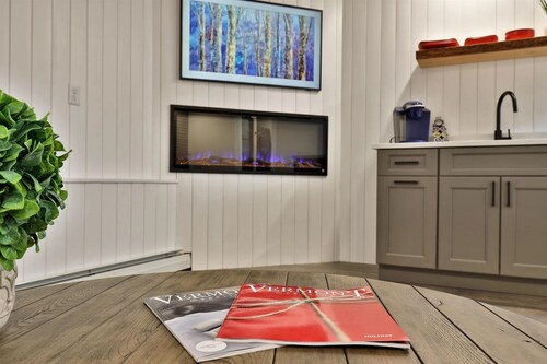 Modern Studio for 4 Near Killington w/ Fireplace, Pool & EV Charger