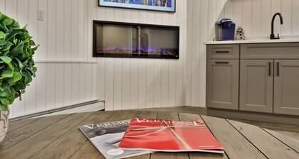 Modern Studio for 4 Near Killington w/ Fireplace, Pool & EV Charger