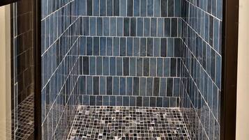 Suihku, hiustenkuivaaja, pyyhkeet