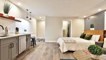 1 bedroom, desk, free WiFi, bed sheets