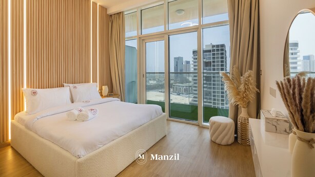 A hotel room with a large bed, a view of the city, and a modern design. - Manzil -1BR w Pool nr Dubai Sports City  (Dubai)