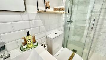 Asciugacapelli, asciugamani, sapone, carta igienica