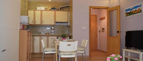 Estudio básico | Cocina privada | Frigorífico, microondas, placa de cocina y utensilios de cocina