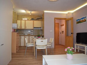 Monolocale Basic | Cucina privata | Frigorifero, microonde, piano cottura, pentole/stoviglie/utensili