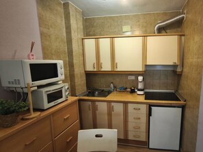 基础开间 | 私人厨房 | 冰箱、微波炉、炉灶、厨具/餐具