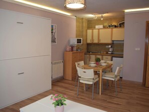 Basic-Studio | Eigene Küche | Kühlschrank, Mikrowelle, Herdplatte, Kochgeschirr/Geschirr/Besteck