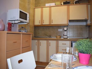 Estudio básico | Cocina privada | Refrigerador, microondas, parrilla de estufa y utensilios de cocina