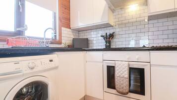 Cottage | Cuisine privée | Batterie de cuisine, vaisselle et ustensiles