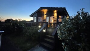 A wooden cabin with a porch and steps leading to the entrance. - Lamorna (Penzance)