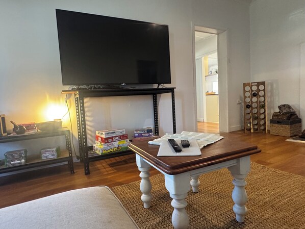 Interior - Family friendly 3 bedroom cottage in stunning Snowy Valley surrounds, near town (Tumut)