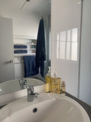 Doccia, asciugacapelli, asciugamani, sapone