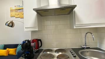 Studio Standard | Cuisine privée | Réfrigérateur, four à micro-ondes, surface de cuisson