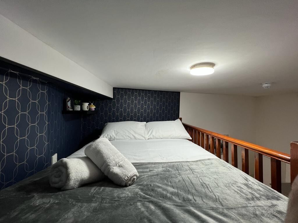 Estudio Deluxe | Escritorio y espacio para trabajar con un portátil