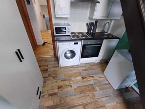 Deluxe Studio | Private kitchen | Fridge, microwave, stovetop, cookware/dishes/utensils - Modern Studios Malvern Road  (London)