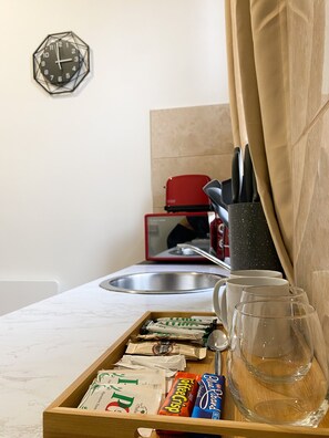Fridge, microwave, stovetop, cookware/dishes/utensils - Modern Studios Malvern Road  (London)